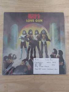 lot 66 image: KISS - LOVE GUN - 1977 - VINYL LP