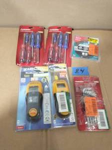 lot 24 image: LOT OF SMALL TOOLS