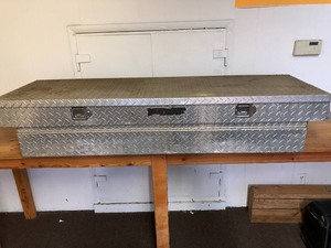 lot 17 image: Truck tool box
