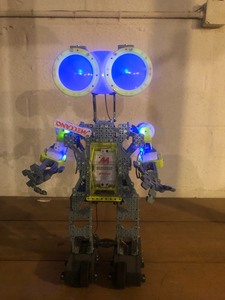 lot 78 image: MECCANO robot