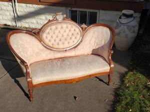 Victorian Cameo Loveseat