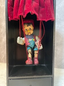 lot 113 image: Pinocchio Puppet Music Box