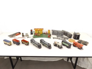 lot 3 image: Vintage Marx WOW Train Set With MANY Extra Rare Accessories