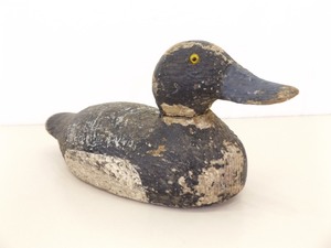 lot 14 image: Antique Glass Eye Wood Carved 14 Duck Decoy