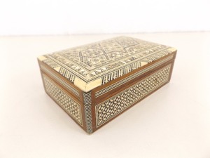 lot 28 image: Vintage HIGHLY DETAILED Bone and Mother of Pear Inlayed Wood Box