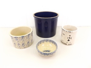 lot 59 image: Vintage Roseville and Western Pottery Pieces