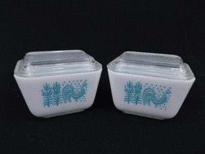 lot 62 image: 2 Vintage Pyrex 501 Blue Butterprint Lidded 1-12 Cup Dishes