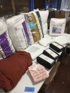 lot 10 image: LOT OF PILLOWS BLANKETS AND SHEETS