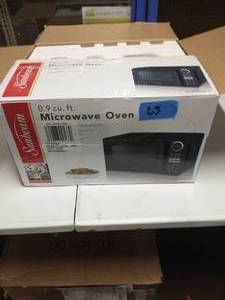 lot 25 image: Sunbeam 0.9 cu ft 900 Watt Microwave