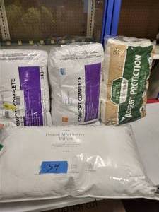 lot 34 image: LOT OF 4 PILLOWS