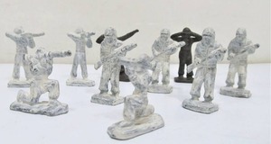 lot 117 image: Group of Vintage Miniature Lead Toy Soldiers