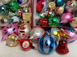 lot 186 image: Nice Group of Vintage Glass Christmas Ornaments