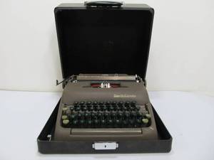 lot 219 image: Nice Vintage Smith-Corona Clipper Portable Typewriter