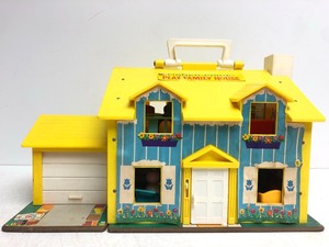 lot 283 image: Vintage Fisher Price Little People Play Family Tudor House