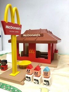 lot 287 image: Vintage PLAYSKOOL McDonalds Playset