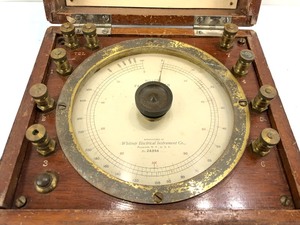 lot 295 image: Antique Whitney Electrical Instrument Company Fault Spotter 