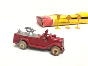 lot 307 image: Nice Group of Vintage Tootsietoy Vehicles