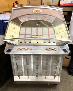 lot 1 image: Vintage Early 1960s WURLITZER Stereophonic Jukebox Model 2510