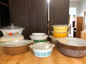 lot 9 image: Large Group of Mid Century Glass Bakeware - Mostly Pyrex