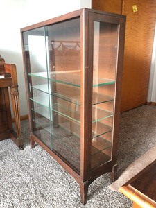 lot 51 image: Vintage Mid Century China Cabinet