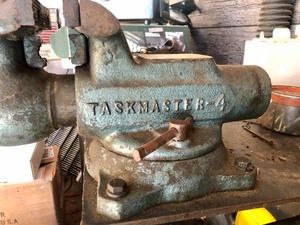 lot 33 image: Heavy Duty Vintage TASKMASTER 4 Bench Bullet Vise