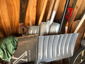 lot 37 image: Lot of Assorted Yard Tools Shovels etc