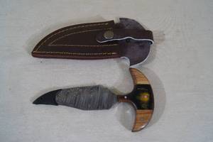 lot 62 image: Damascus Style Blade Push Dagger with Walnut and Black Oak T-Handle