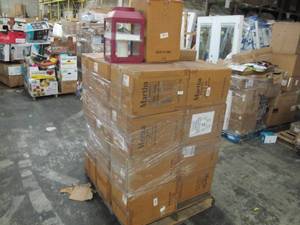 lot 518 image: Pallet of 25 Martha Stewart Lanterns - Mixed Sizes and Colors - Most Working