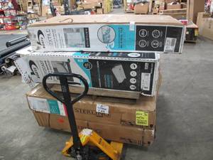 lot 519 image: Pallet of UntestedUnchecked Bathroom TubsShowers - AS-IS