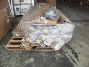 lot 531 image: Pallet of Roughly 20 Miscellaneous TheaterProjector Screens - Untested