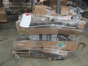 lot 537 image: Pallet of Unchecked Bathroom Items - Showers, Laminate, etc