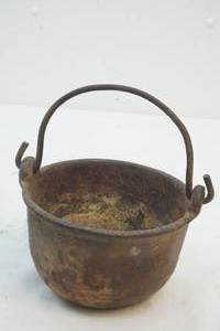 lot 39 image: smelting pot