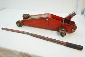 lot 51 image: floor jack