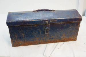 lot 63 image: tool box