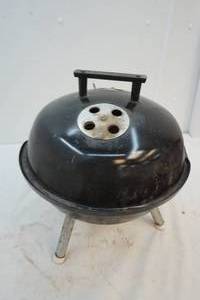 lot 79 image: portable grill