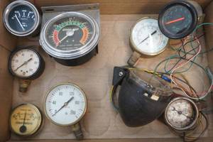 lot 85 image: automotive gauges
