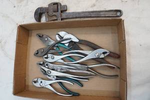 lot 257 image: pipe wrenches