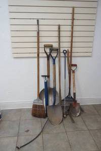 lot 261 image: lawn tools
