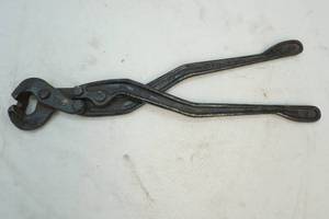 lot 300 image: giant chain plier