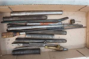 lot 320 image: pry bars