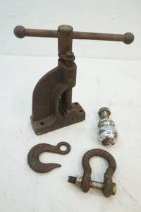 lot 334 image: tow clamps