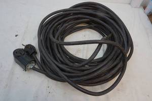 lot 390 image: 220 electrical cord
