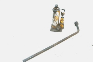 lot 420 image: jack and tire iron