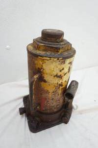 lot 425 image: Bottle Jack