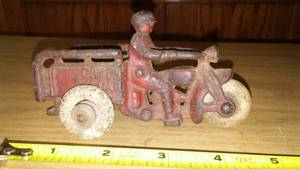 lot 40 image: Painted Cast Crash Car.
