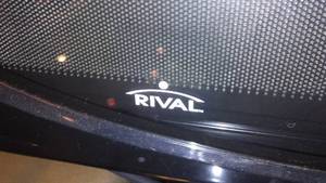 lot 132E image: RIVAL 700 watt microwave.