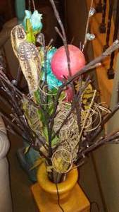 lot 132F image: Vintage Oak Artisan wood vase and stems.