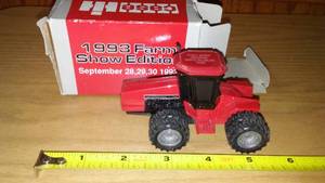 lot 736 image: ERTL CASE IH 1993 Farm Show Edition.