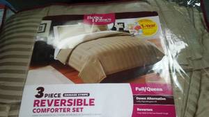 lot 740 image: Queen Comforter Set  Like New