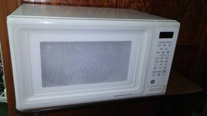 lot 775 image: GE Microwave